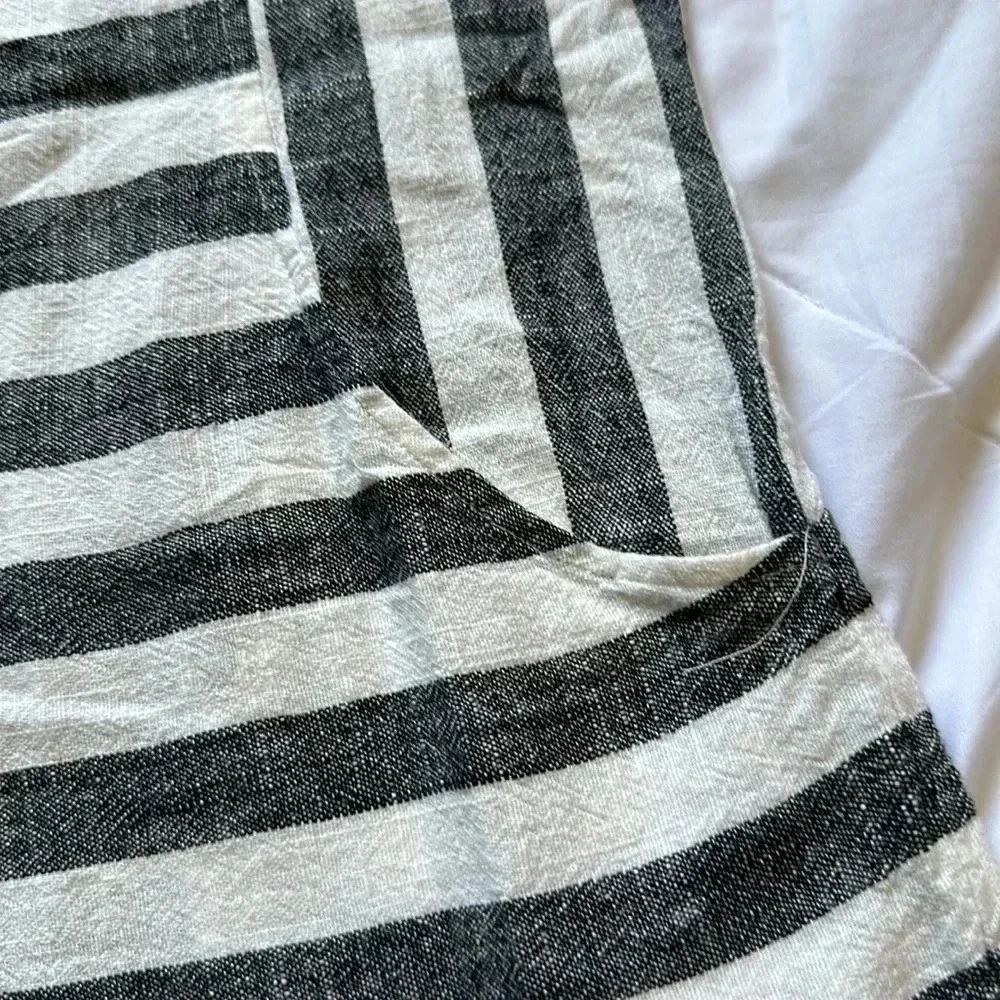 Soft Surroundings Gray and White Linen Blend Cold Shoulder Blouse size M pockets